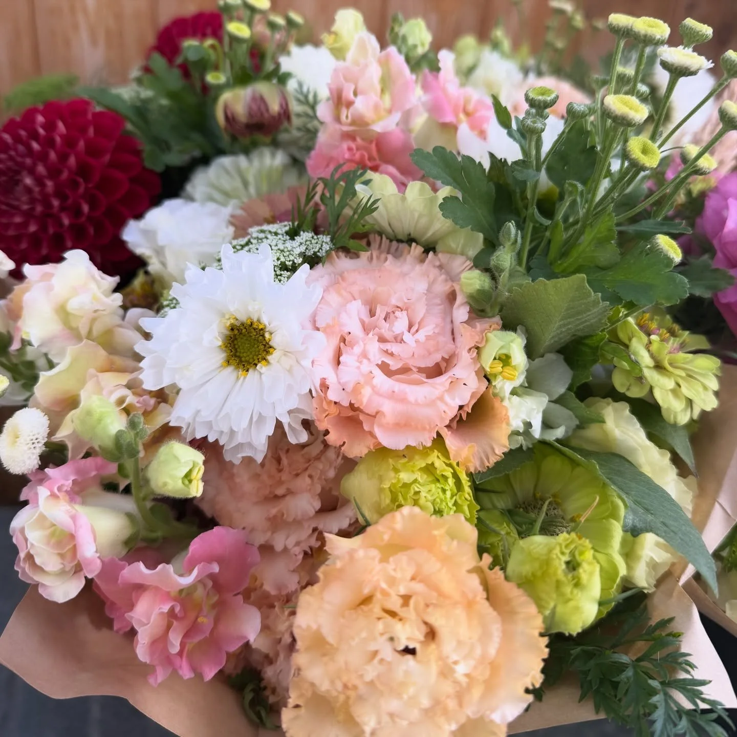 The last fresh bouquets 💐 of the season are here! 
And they&rsquo;re giving off all the fresh &amp; happy fall vibes! 

Only 5 left! 

These flowers with some green, white and pink pumpkins would make a stunning fresh fall display!