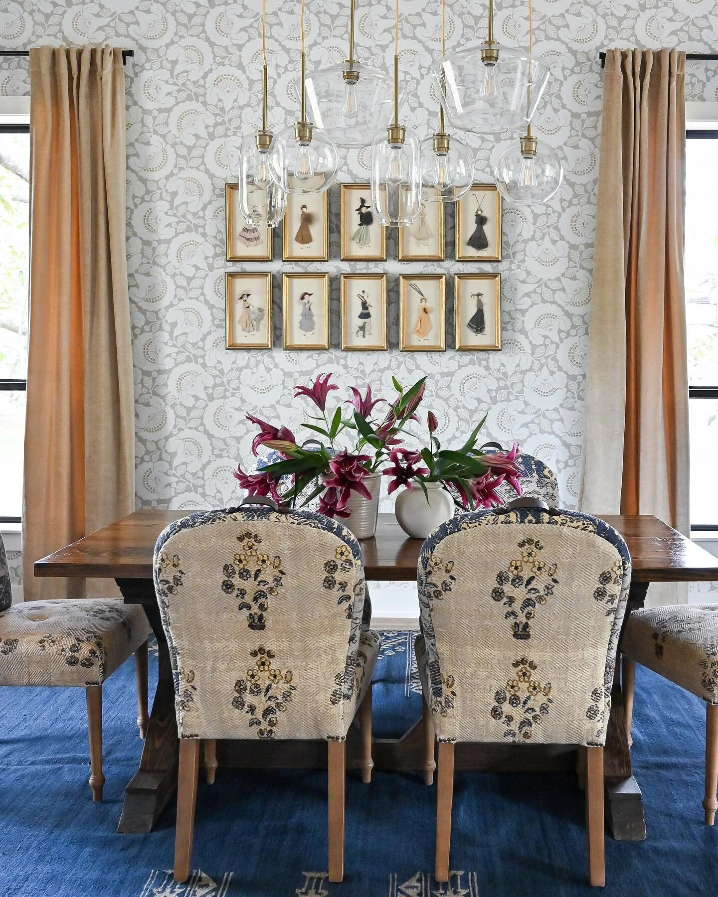 I love how this Dining Room turned out! The mix of patterns and texture give it so much depth and personality 🥰 
Photo by @frenchbluephotography 
#arterdesignco #diningroom #diningroomdesign #interiors #design #interiordesign #houstondesigner #hou