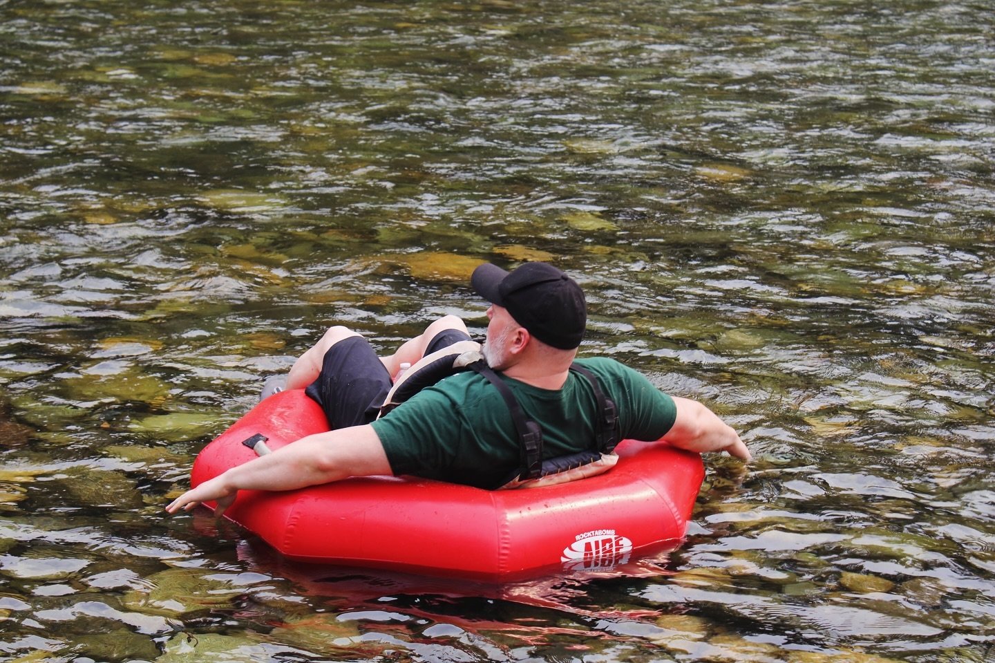 The water is refreshing and our big red tubes are comfy!!! Just look at that beautiful clear water!!!

#winthropwashington #lakechelan #chelanwashington #cascadenationalpark #methowwashington #mazamawashington #cascadenationalpark #northcascades #nor