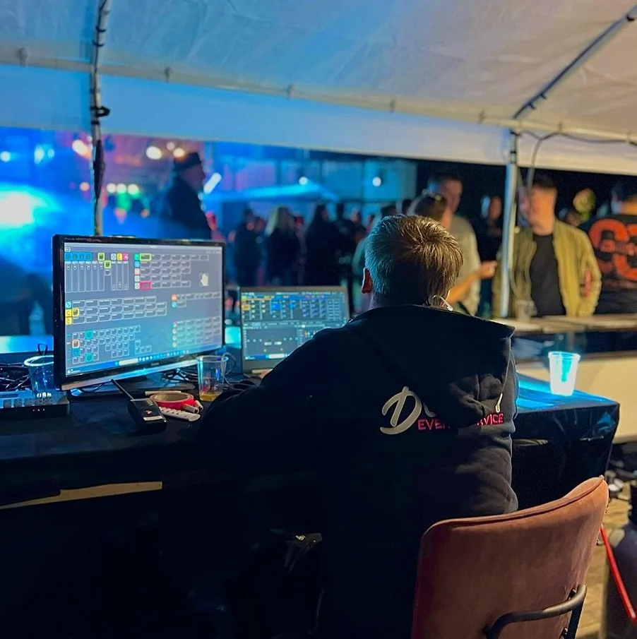 Light Show Operator 👨🏻&zwj;💻🕹️

#lightoperator #lightshow #stagelights #daslight #festival