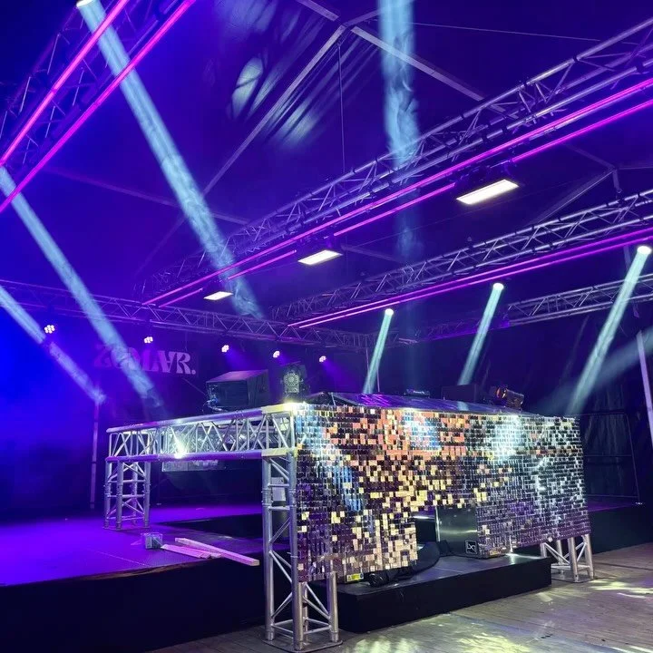 ⭕️ Live show control Paaspop 2025

De DJ draait de muziek, Duality stuurt de lichtshow aan. Een light operator is net zo onmisbaar als de artiesten. 

Neem contact op via de website en dan brengen wij jouw show naar een hoger niveau.

🎥: Zomaar Even