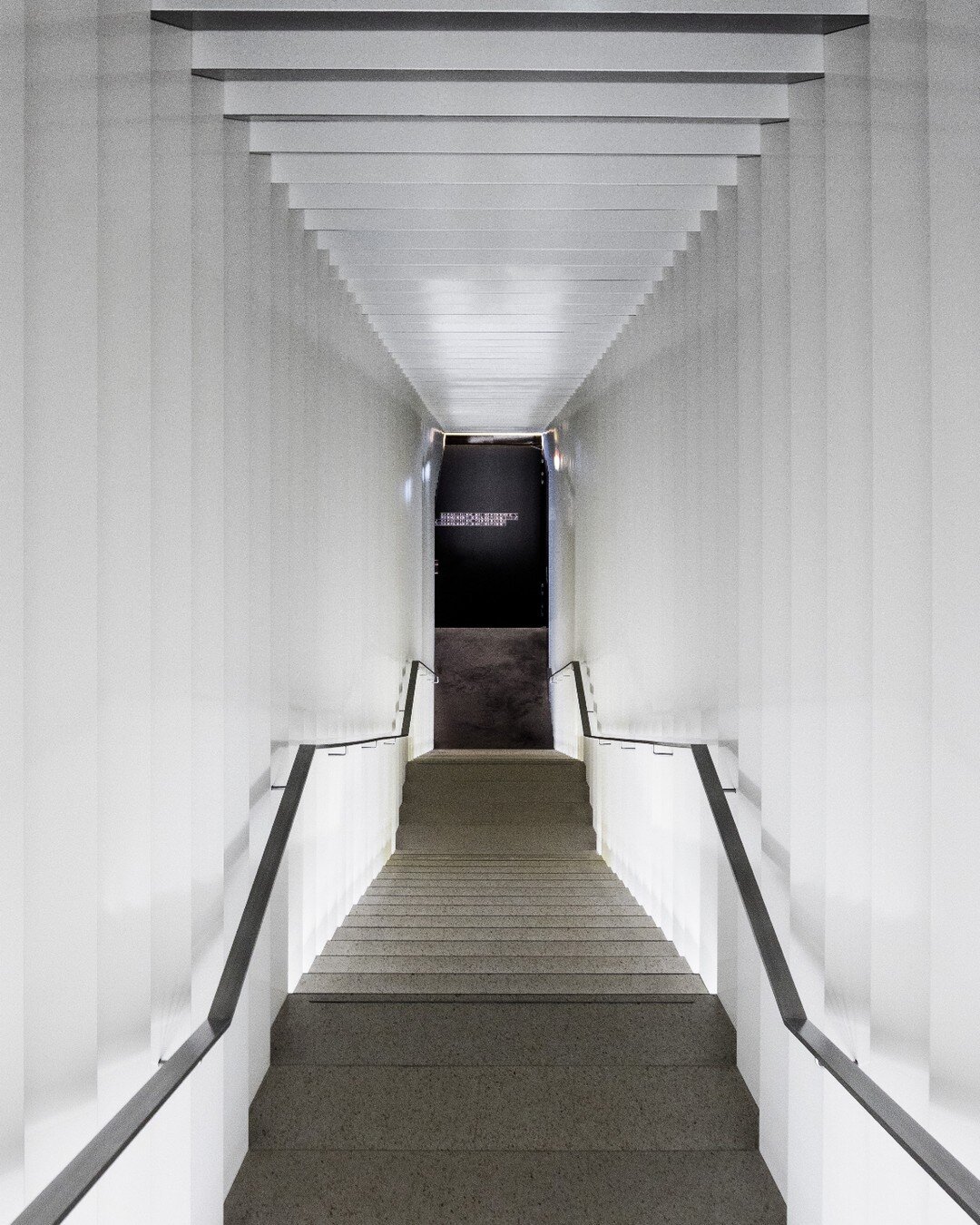Se perdre dans la g&eacute;om&eacute;trie de cet escalier au MEG est une exp&eacute;rience unique. Une v&eacute;ritable &oelig;uvre d'art architecturale. 📐

Mus&eacute;e Ethnographique (MEG)
Geneva, Switzerland
&copy; crisisvisuals.com

&bull;
&bull