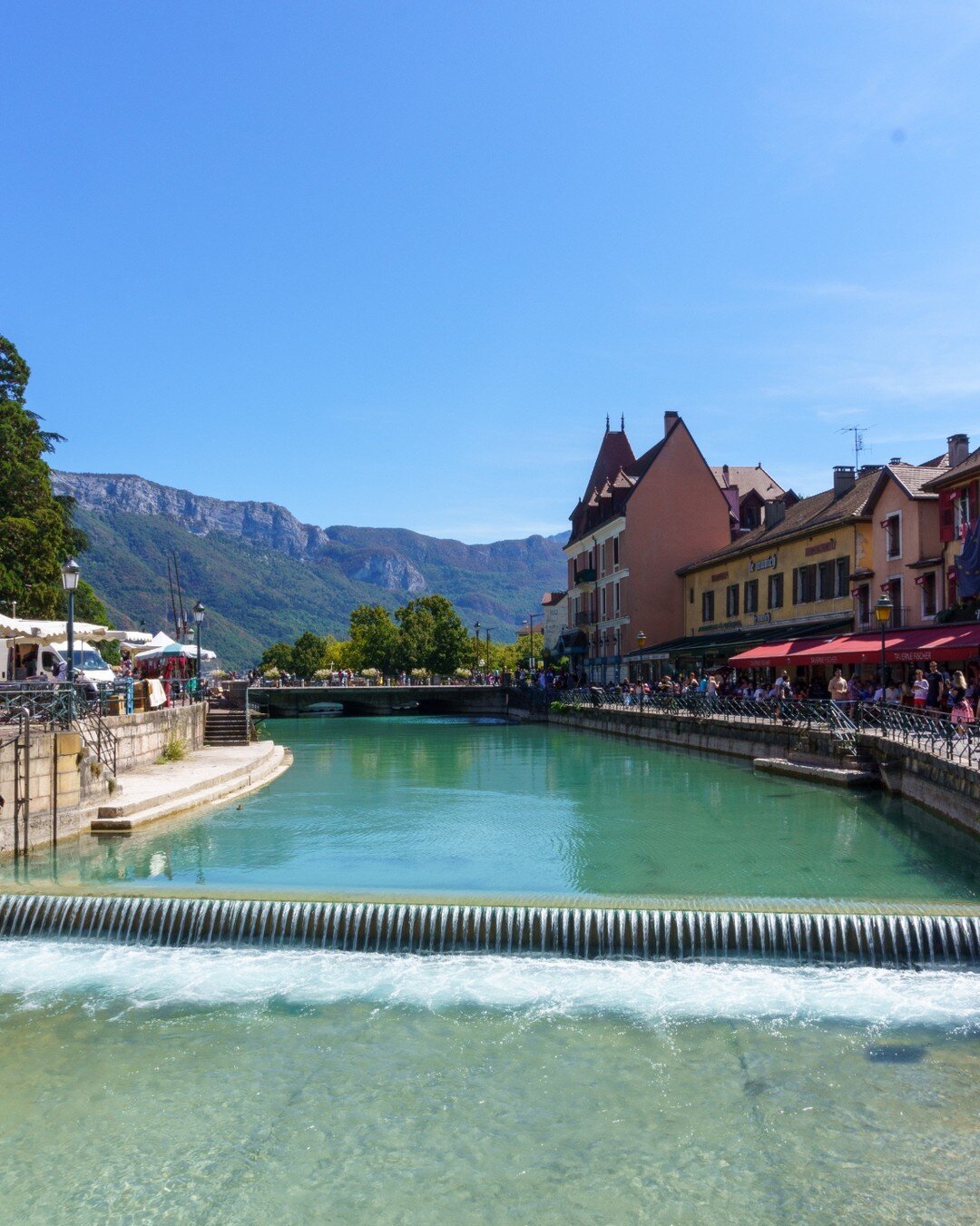 Les courants d'eau d'Annecy captur&eacute;s en un jour ensoleill&eacute; d'hiver. 📸✨
&bull;
&bull;
&bull;
&bull;
&bull;
#photography #photographer #photo #photographie #photooftheday #shooting #portrait #photoshoot #hautesavoie #france #art #picofth