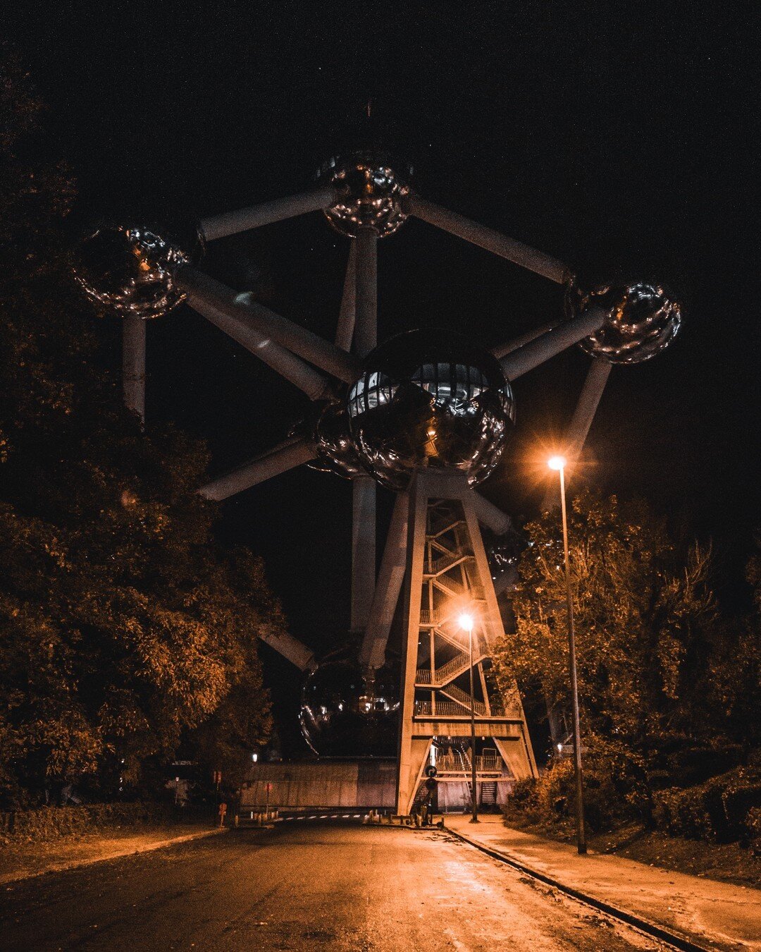 🌌 Explorez avec nous la magie nocturne de l'Atomium de Bruxelles !
Cette photographie prise dans une ruelle avoisinante, offre un avant-go&ucirc;t de l'exp&eacute;rience visuelle et l'ambiance que nous pouvons capturer. Des lieux embl&eacute;matique