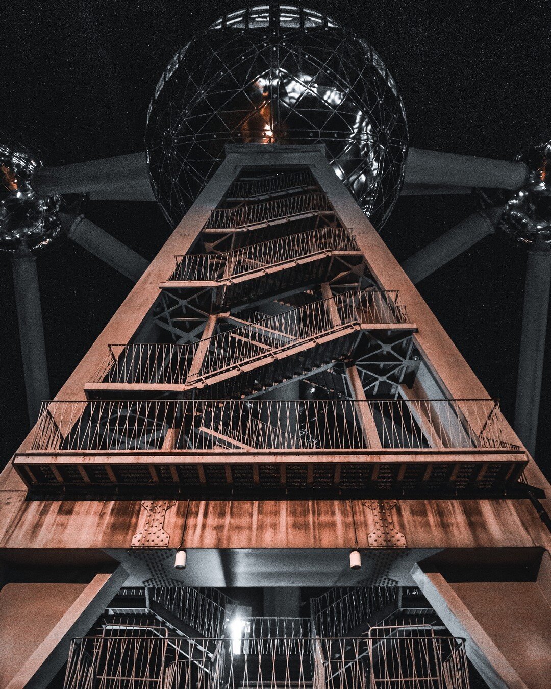 ⚛ Plongez au c&oelig;ur de l'Atomium avec cette prise de vue rapproch&eacute;e de sa base et des escaliers menant vers le sommet. 🚀

&bull;
&bull;
&bull;
&bull;
&bull;
#interiordesign #design #art #home #photography #architect #travel #instagood #ar