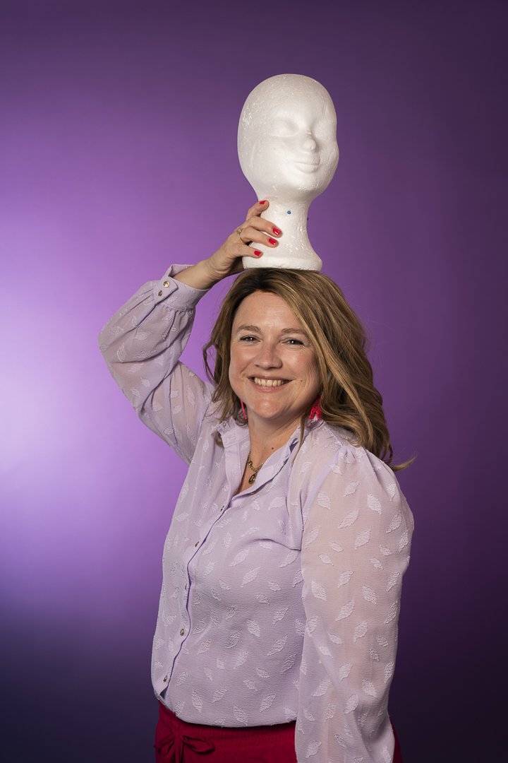 Evelien met een paspop op haar hoofd