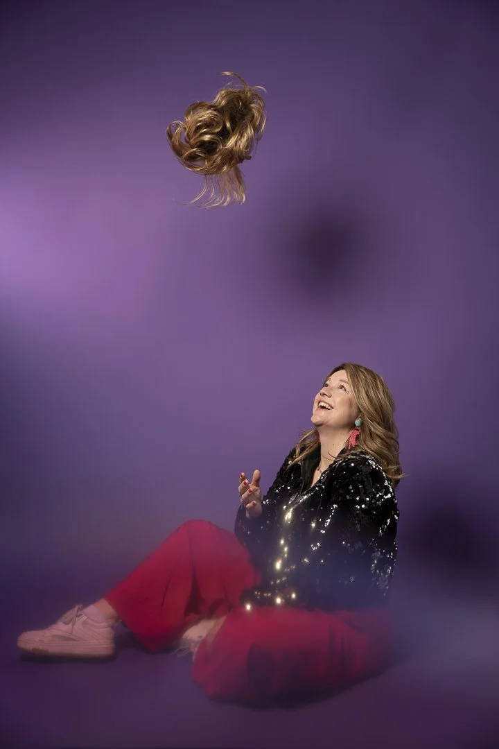 Evelien gooit haar haarwerk in de lucht