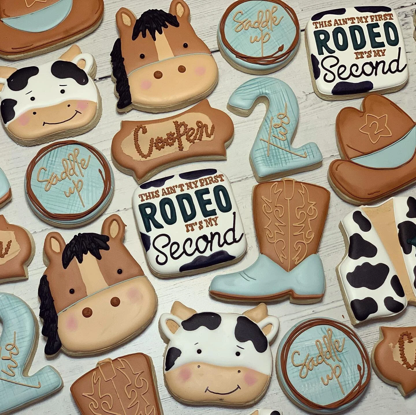 saddle up! 🤠

#sugarcookies #royalicing #royalicingcookies ##decoratedcookiesofinstagram #decoratedsugarcookies #customsugarcrookies #alittlesomethingbaked #cookies #cookielady #cookieart #cookieartist #toledo #toledoohio #toledo419 #toledofood #tol
