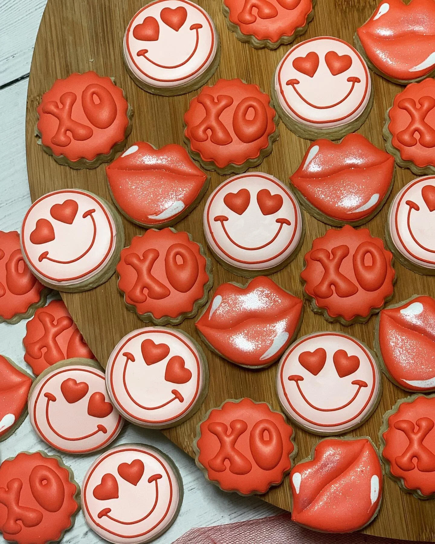 Hope everyone had the sweetest Valentine&rsquo;s Day! 💋❤️🌹

#sugarcookies #royalicing #royalicingcookies ##decoratedcookiesofinstagram #decoratedsugarcookies #customsugarcrookies #alittlesomethingbaked #cookies #cookielady #cookieart #cookieartist 