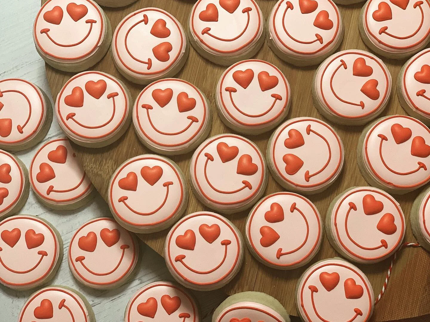 Don&rsquo;t you just LOVE Friday! 😍

#sugarcookies #royalicing #royalicingcookies ##decoratedcookiesofinstagram #decoratedsugarcookies #customsugarcrookies #alittlesomethingbaked #cookies #cookielady #cookieart #cookieartist #toledo #toledoohio #tol