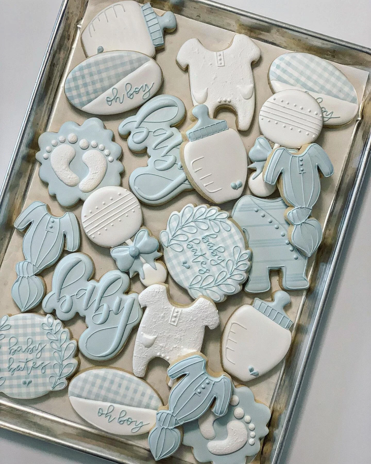 Classic blue and white for a sweet baby boy on the way. 💙🤍