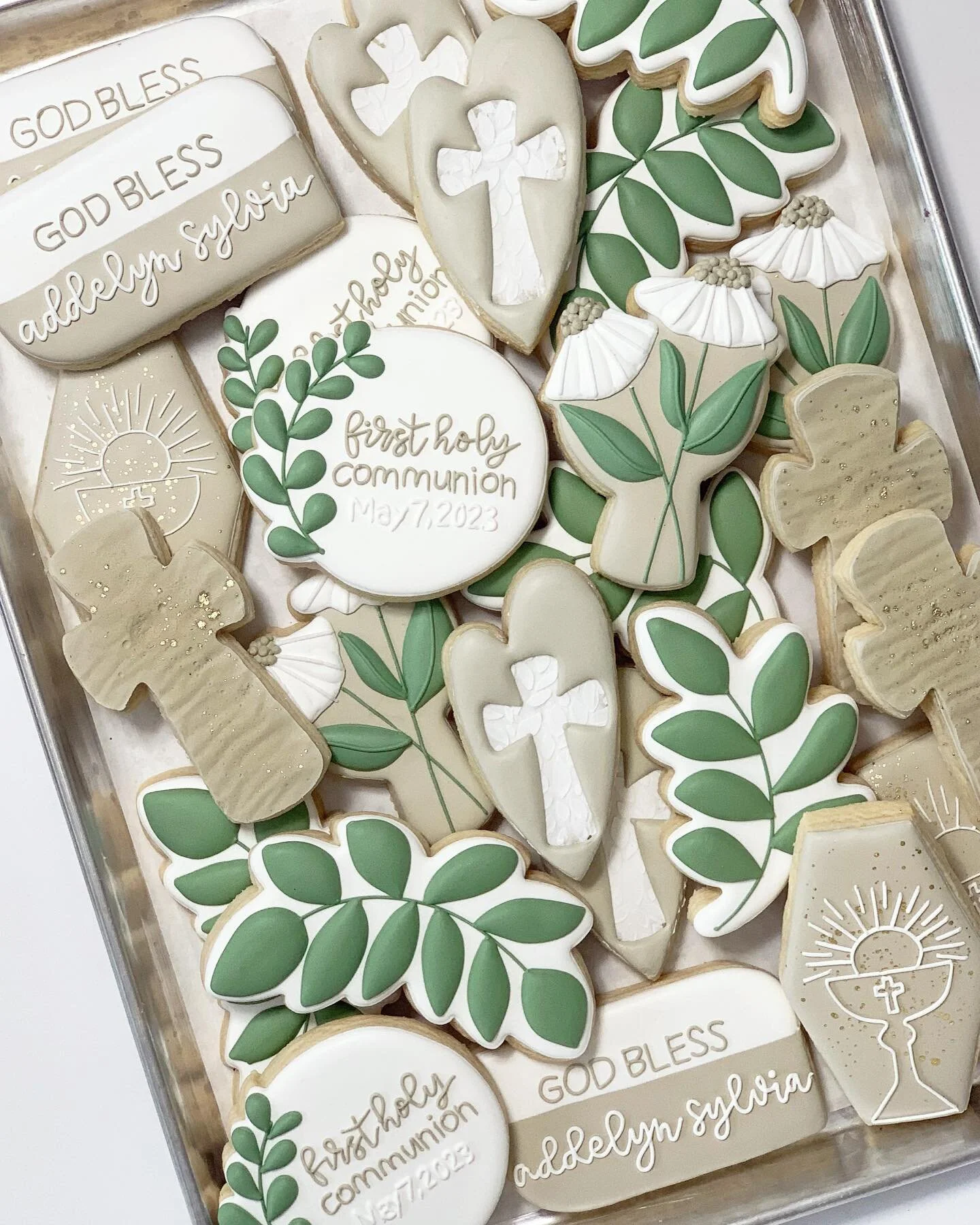 I love a good neutral 🌿🕊️🤍
#sugarcookies #royalicing #royalicingcookies ##decoratedcookiesofinstagram #decoratedsugarcookies #customsugarcrookies #alittlesomethingbaked #cookies #cookielady #cookieart #cookieartist #toledo #toledoohio #toledo419