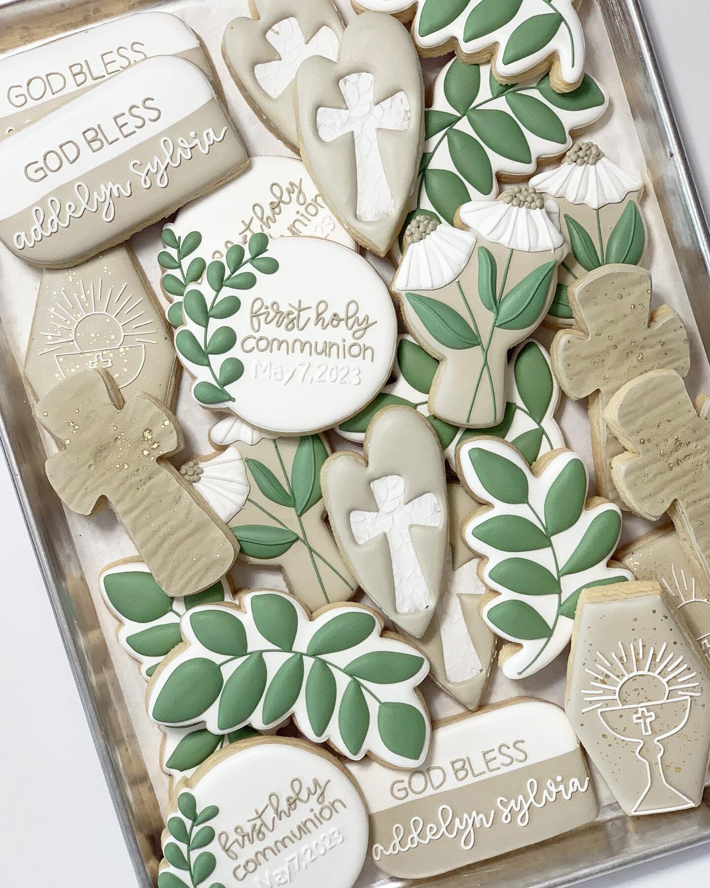 I love a good neutral 🌿🕊️🤍

#sugarcookies #royalicing #royalicingcookies ##decoratedcookiesofinstagram #decoratedsugarcookies #customsugarcrookies #alittlesomethingbaked #cookies #cookielady #cookieart #cookieartist #toledo #toledoohio #toledo419 