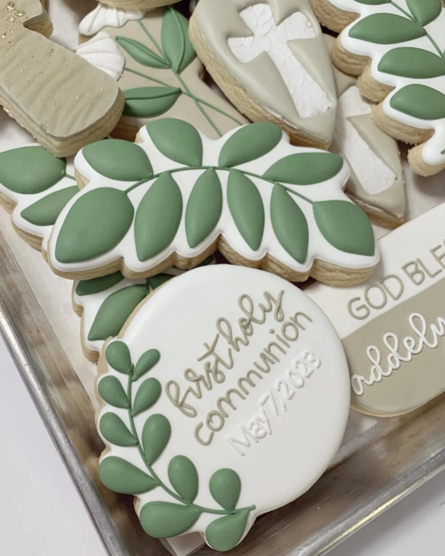 God Bless Addelyn Sylvia 🤍

#sugarcookies #royalicing #royalicingcookies ##decoratedcookiesofinstagram #decoratedsugarcookies #customsugarcrookies #alittlesomethingbaked #cookies #cookielady #cookieart #cookieartist #toledo #toledoohio #toledo419 #t