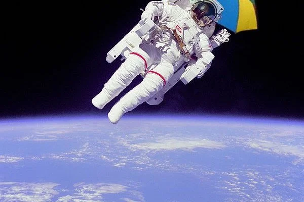 600px-Astronaut_with_umbrella.jpg