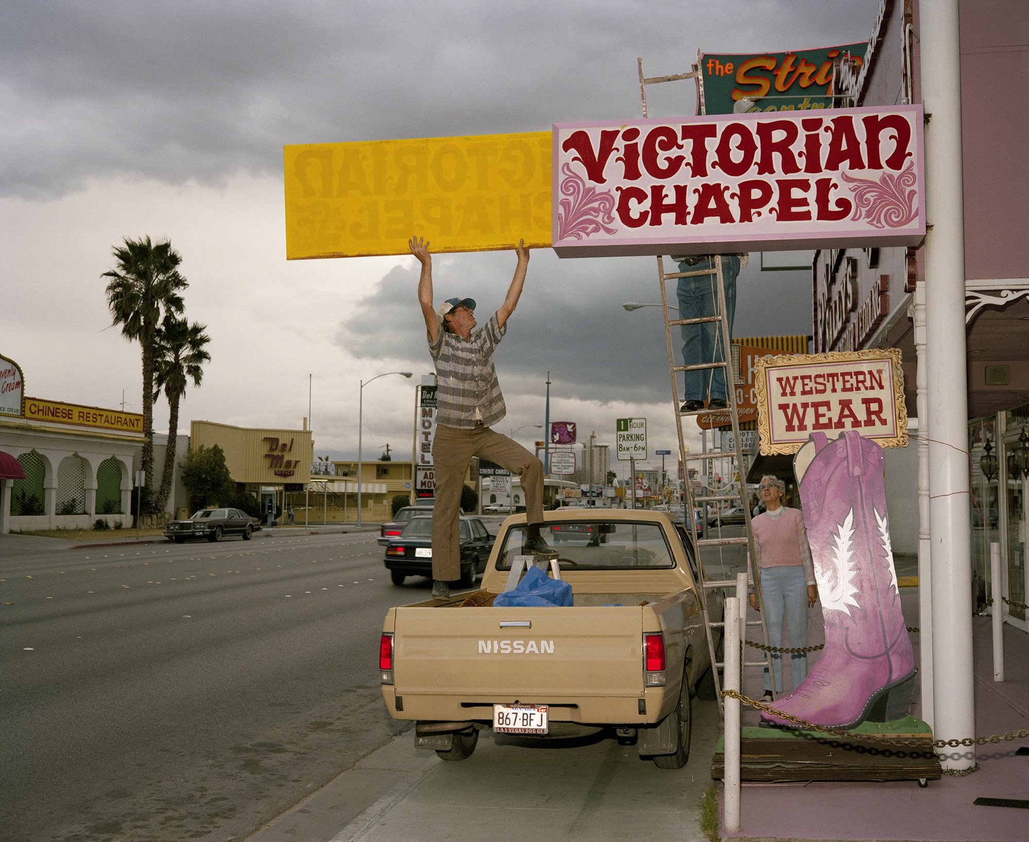  Workers on the Strip, Vegas. 1987. 