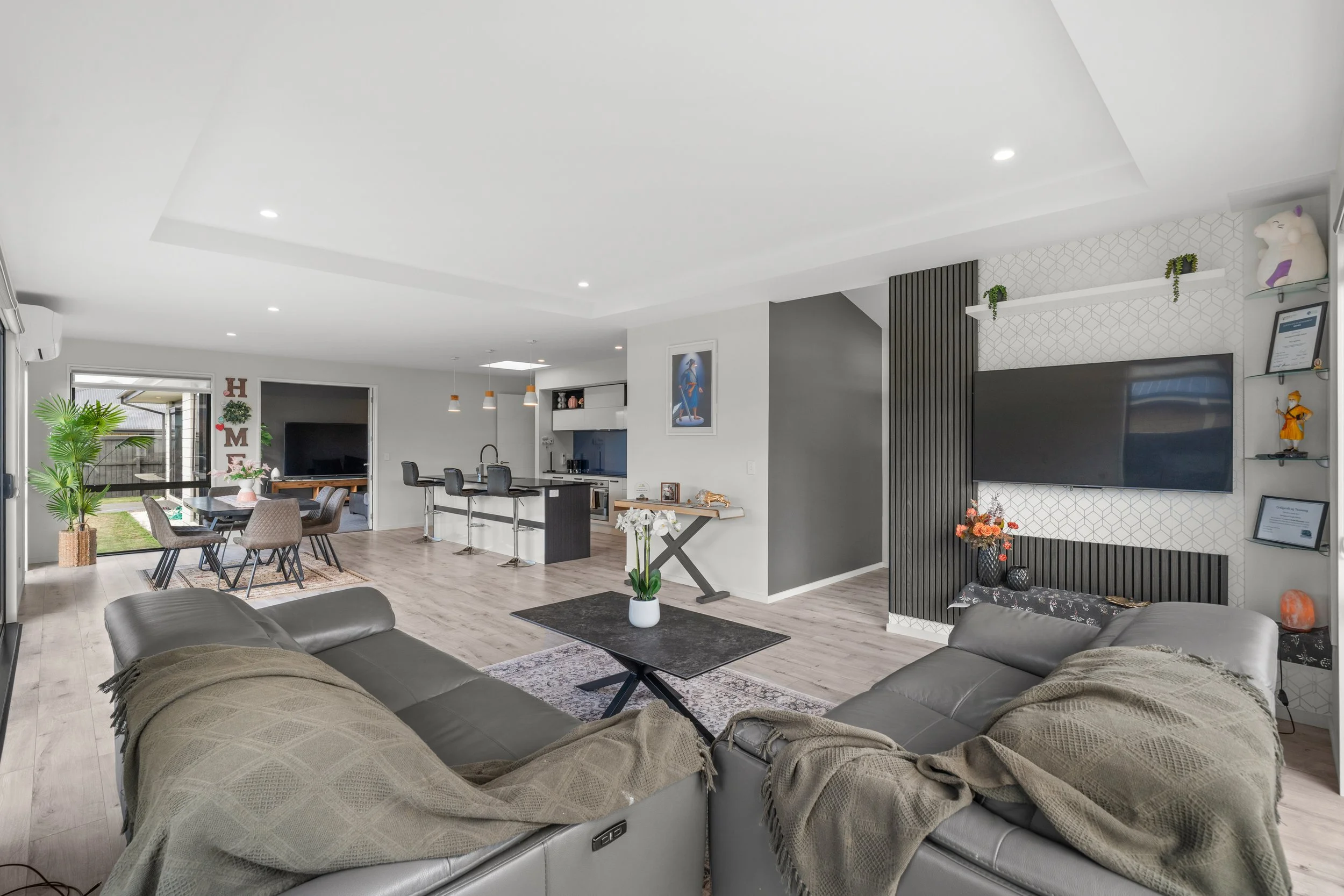 8 Eastonfield Drive-1.jpg