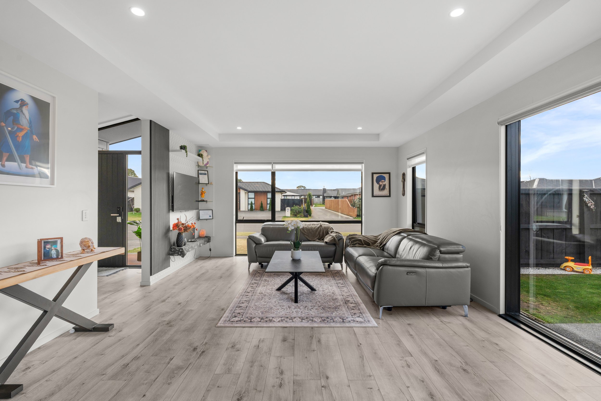 8 Eastonfield Drive-3.jpg