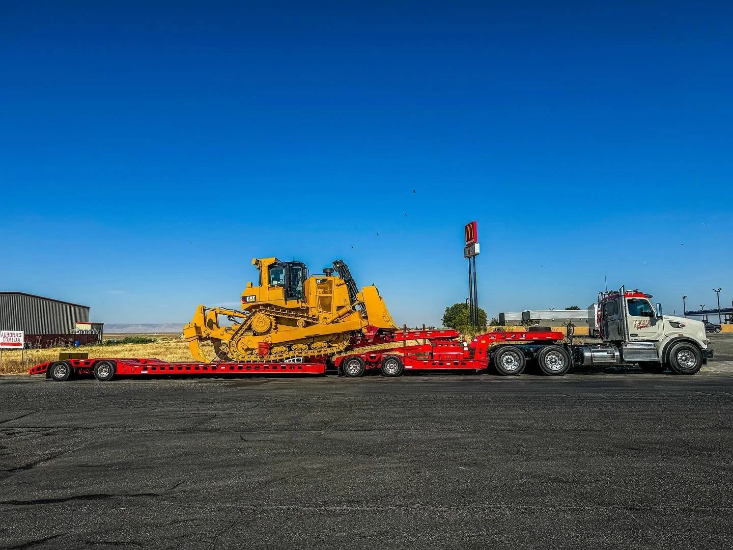 #redhaulexpress #murraytrailers #7axle #murray #lowbed #heavyhauler #catequipment #catconstruction #yellowequipment #d9 #dozer #brodozer #catd9 #caterpillar #567 #mining #base #recycle #materials #rock #quarry #quarries #mine #ripper #pusher