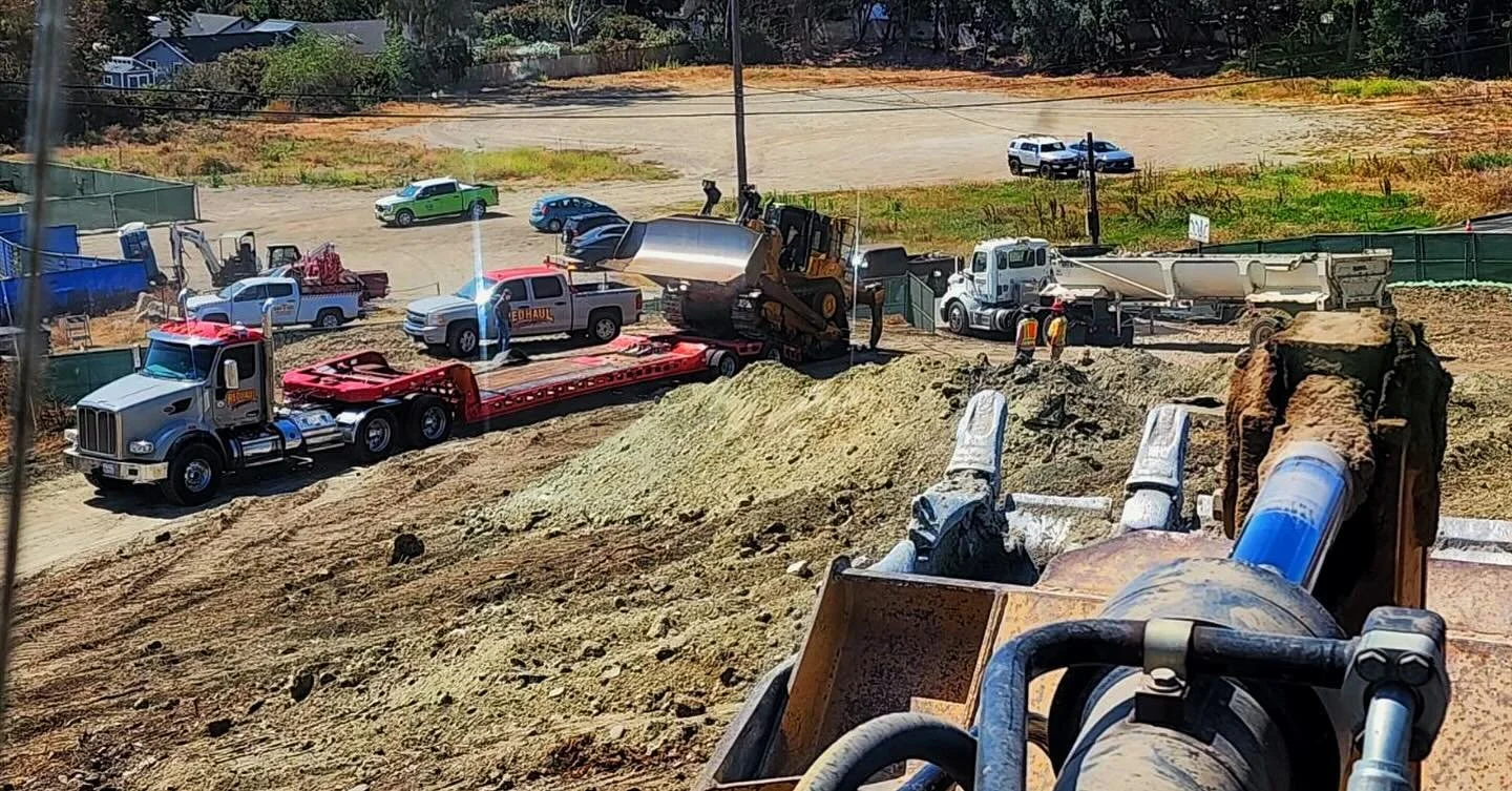 #redhaulexpress #cat #yellowiron #d8 #pilotcar #heavyhaul #lowbed #murraytrailers #peterbilt567 #construction #dirtworld #otb #gradingcontractor #dozer #dozerlife #caterpillar #d8r #socal #rock #wheelloader #view #engineering