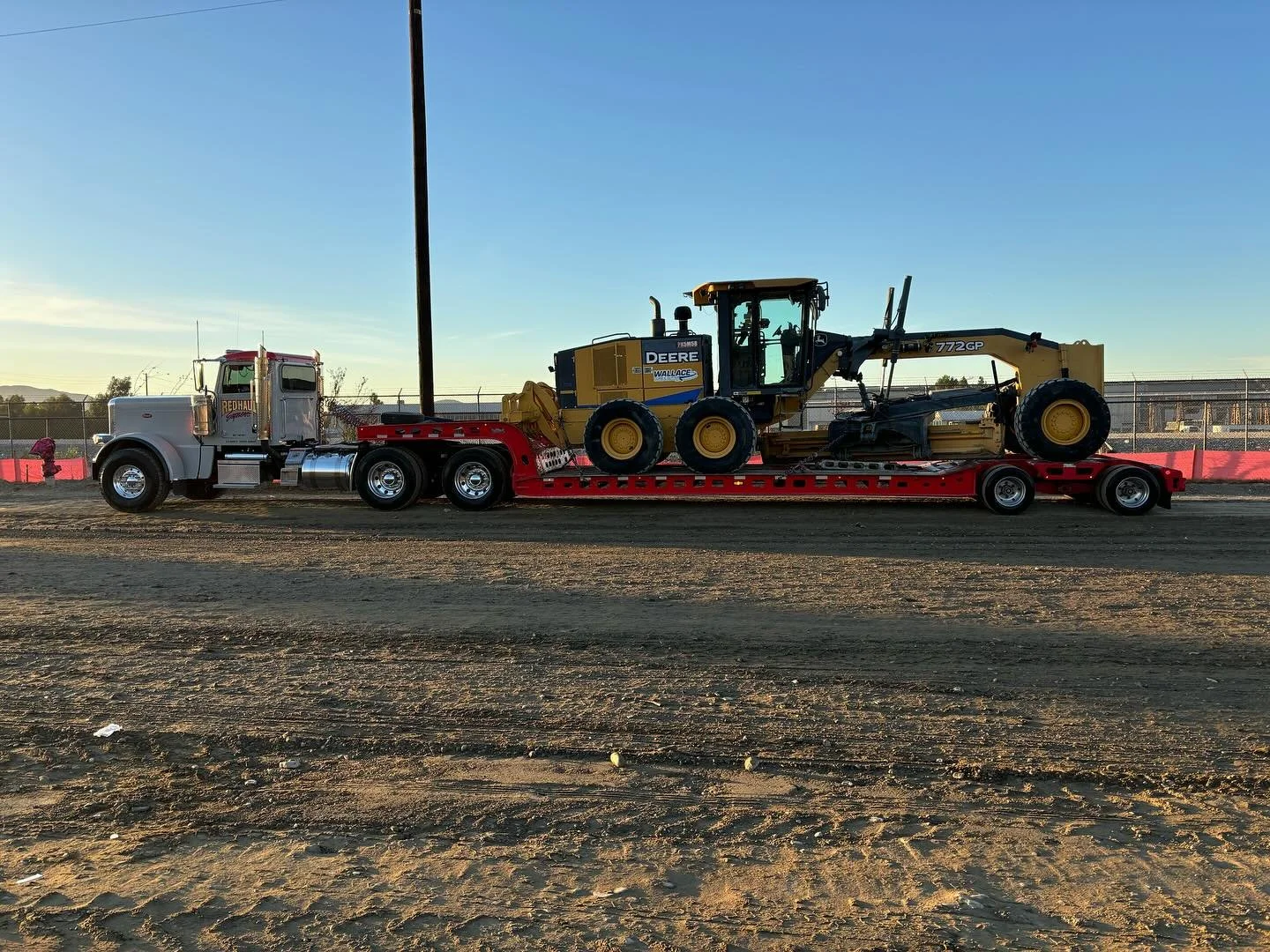 #redhaulexpress #deere #grader #blade #blades #johndeere #topcon #curbgrade #awd #772gp #civilengineering #finegrade #peterbilt389 #murraytrailers #trigger #commercial #housing #roadgrader #curbandgutter #original #heavyhaul #dirt #moving #precision 