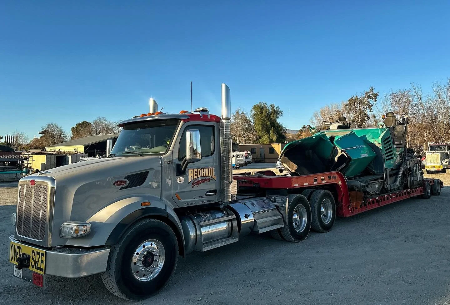 #redhaulexpress #asphaltpaving #v&ouml;gele #vogelepaver #wirtgen #wirtgengroup #constructionequipment #paving #blacktop #paver #roller #grinding #pavingspread #engineering #asphaltlife #roadpaving #coldplaner #ca #az #highdesert #peterbilt #567 #mur