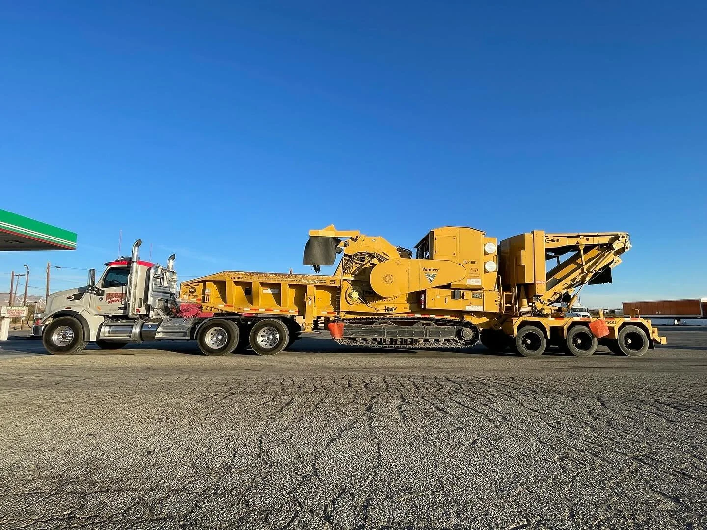 #redhaulexpress #vermeer #horizantalgrinder #poweronly #forestry #forestrymulching #vermeerequipment #clearing #constructionequipment #landclearing #tracks #moving #heavyhaul #peterbilt #engineering #civil #solar #greenenergy #trucking #lowbed #triax