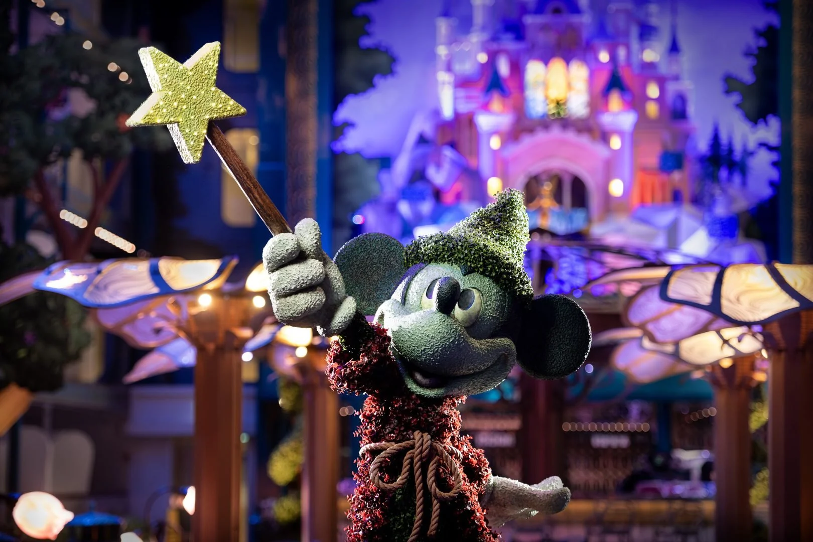 Disney-Imagination-Garden-Topiary-_Disney-Adventure-2-1620x1080.jpg