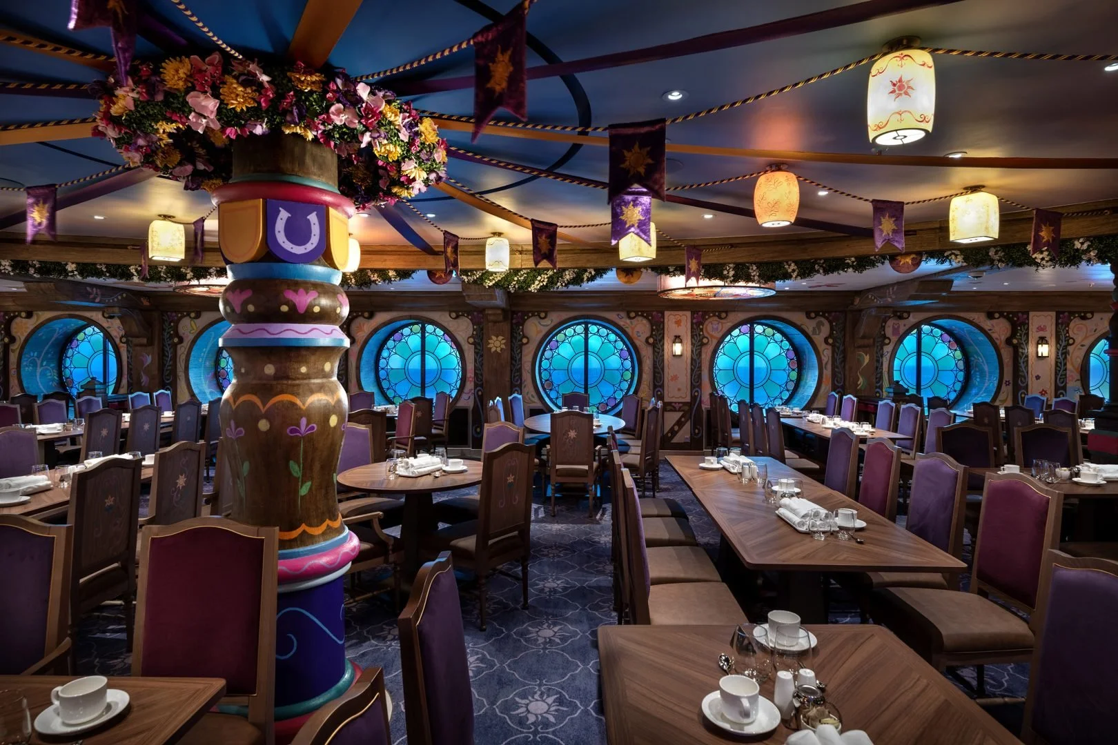 Enchanted-Summer-Restaurant_Maxiumus-Dining-Room__Disney-Adventure-1-1620x1080.jpg