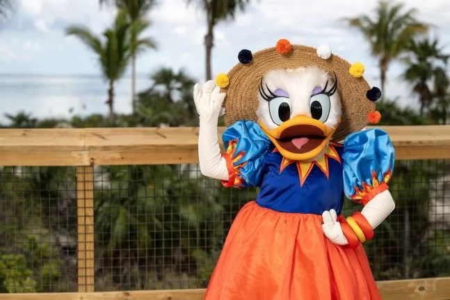 Daisy-Duck-at-Disney-Lookout-Cay-Outfit_1M-647x431.jpg