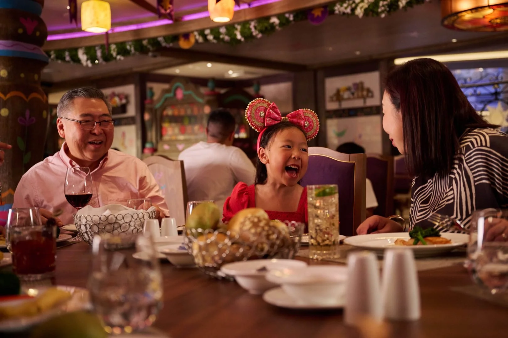 Enchanted-Summer-Restaurant_Maximus-Dinng-Room_Disney-Adventure-4-1620x1080.jpg
