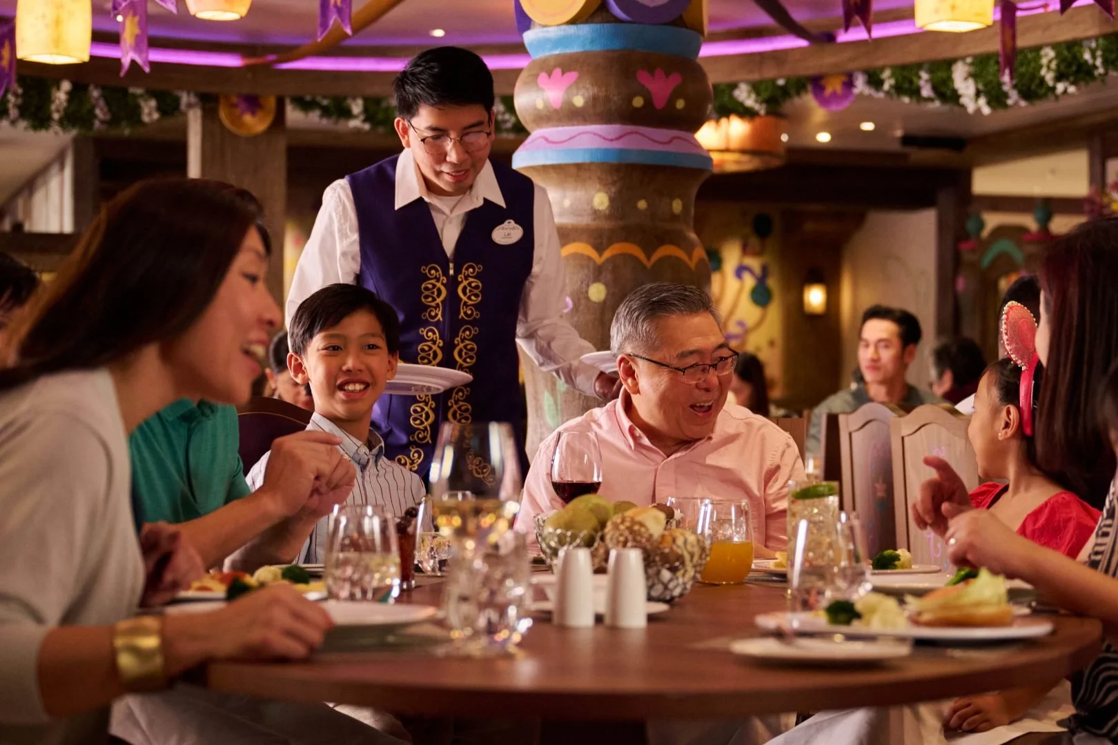 Enchanted-Summer-Restaurant_Maximus-Dining-Room_Disney-Adventure-5-1620x1080.jpg