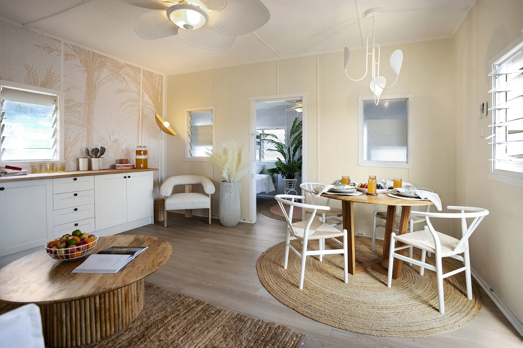 A small dining area with a round table and chairs in Hocrocks, WA.