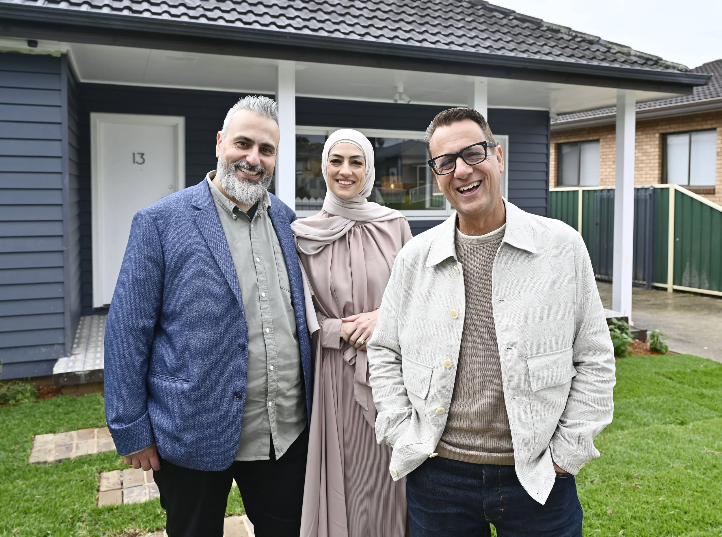Selling Houses Australia homeowners Ali and Suzanne in Smithfield, with host Andrew Winter.