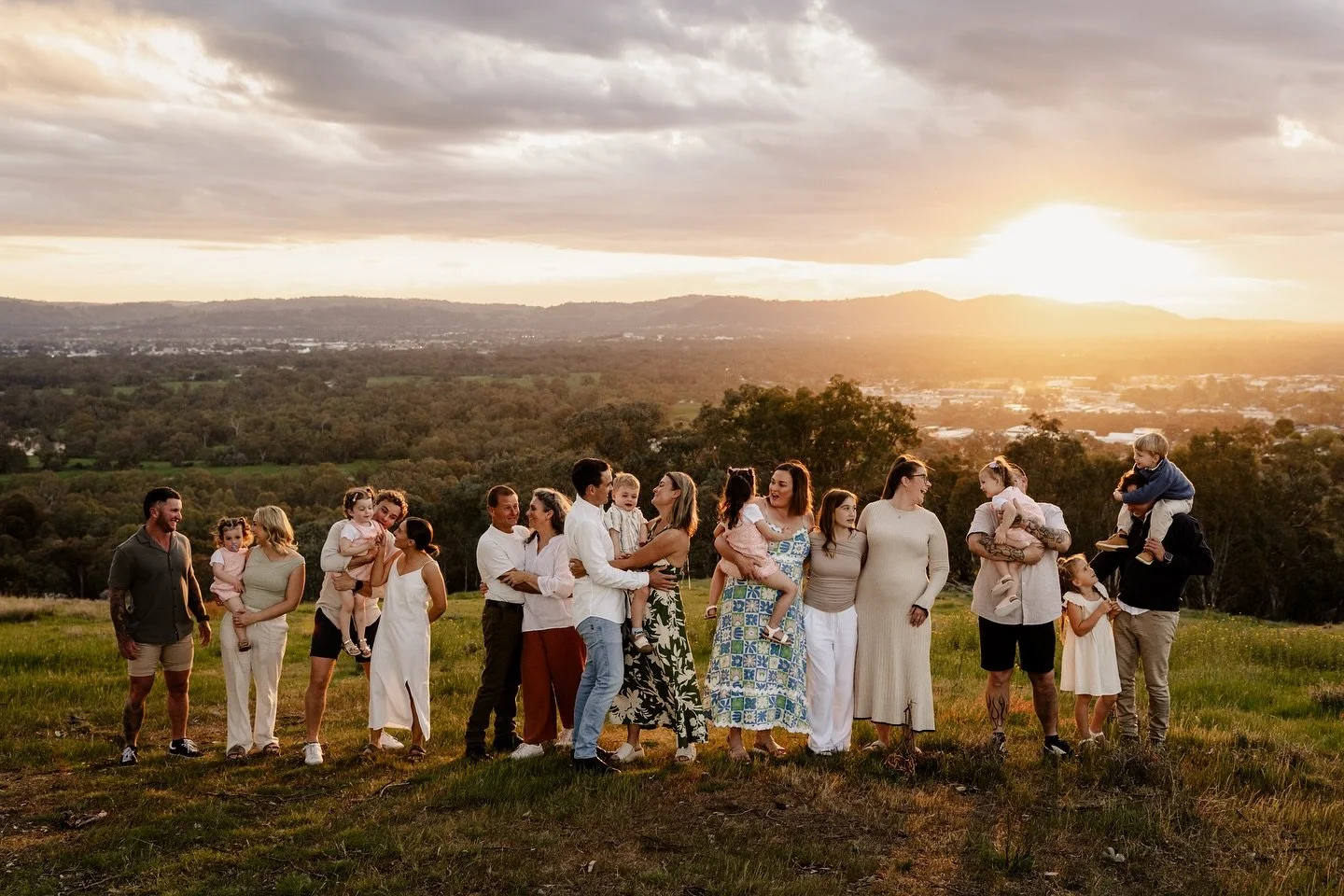 All the chaos, laughter and lollipops for this extended family session! 12 adults and 8 kids! 👏 What sweet memories! 
-
-
-
-
#alburyfamilyphotographer #albury #easternhillalbury #alburywodonga #alburywodongasurrounds #wodongafamilyphotographer #alb
