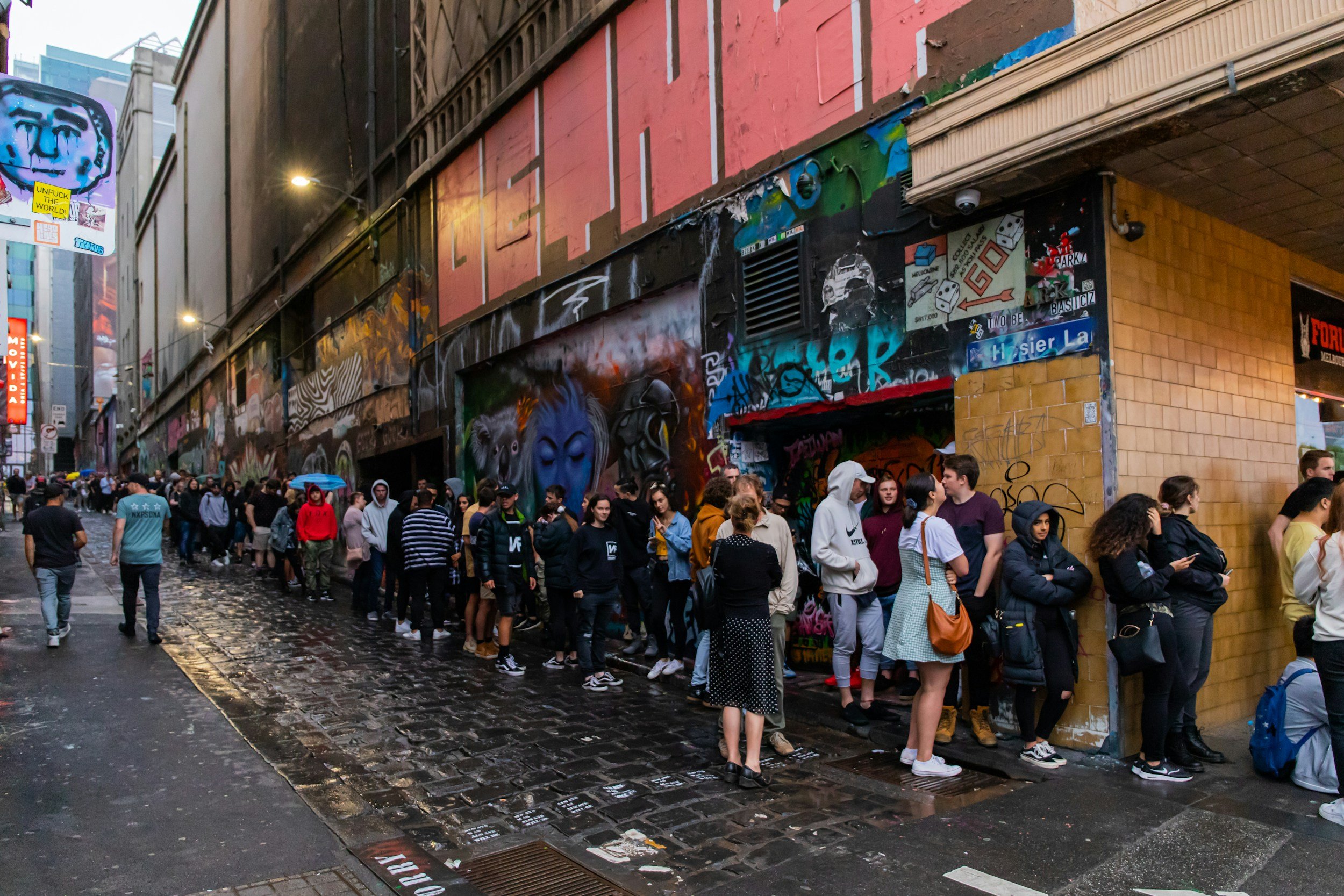 Calle histórica congestionada por la acumulación de personas en un único punto turístico.