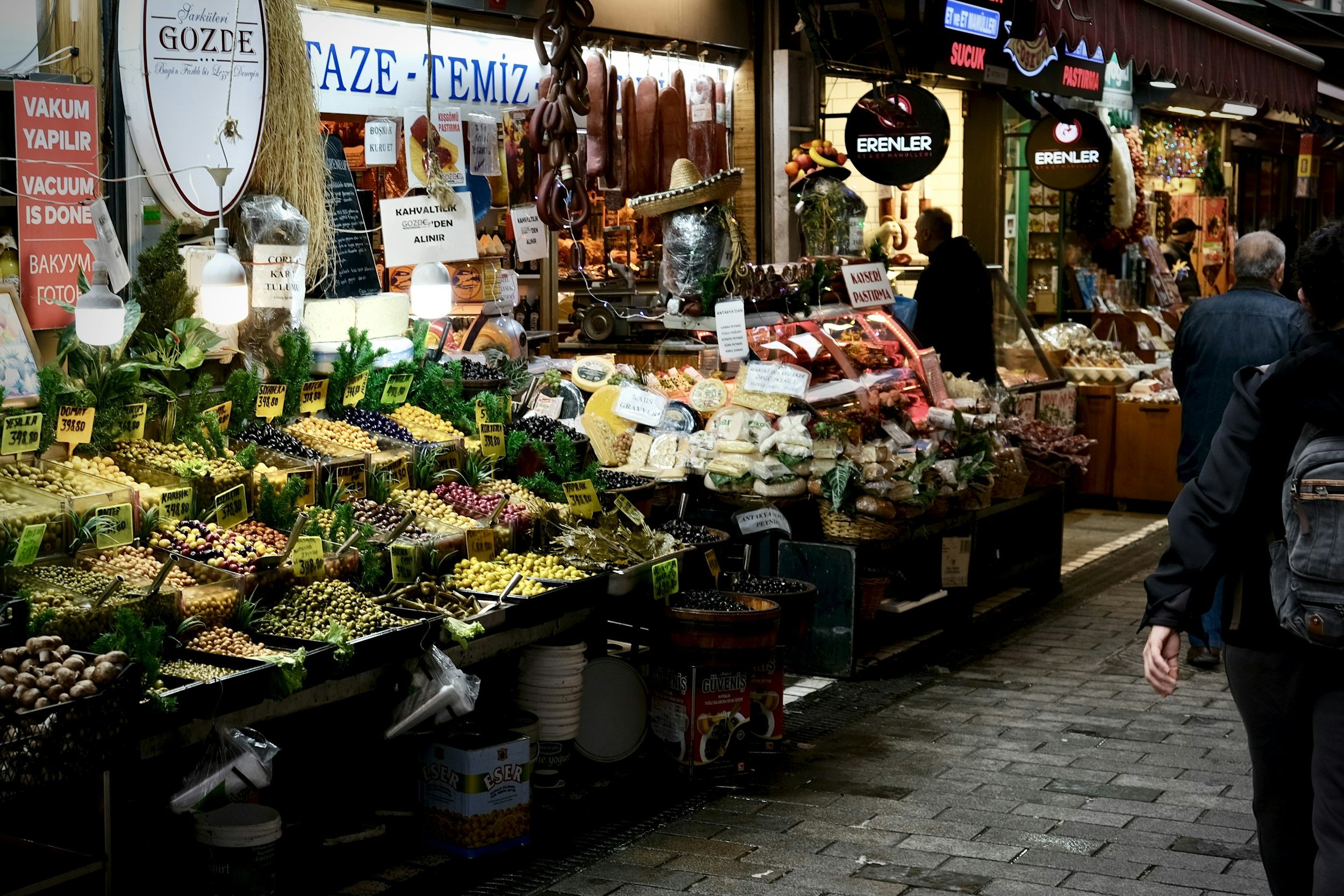 Mujer viajera comprando productos locales en un supermercado europeo como parte del turismo de supermercado 2026