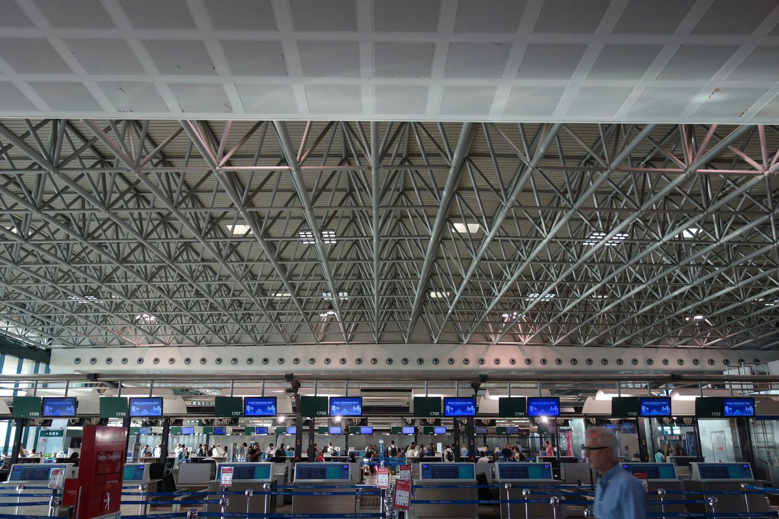 Counter de aerolinea con maleta