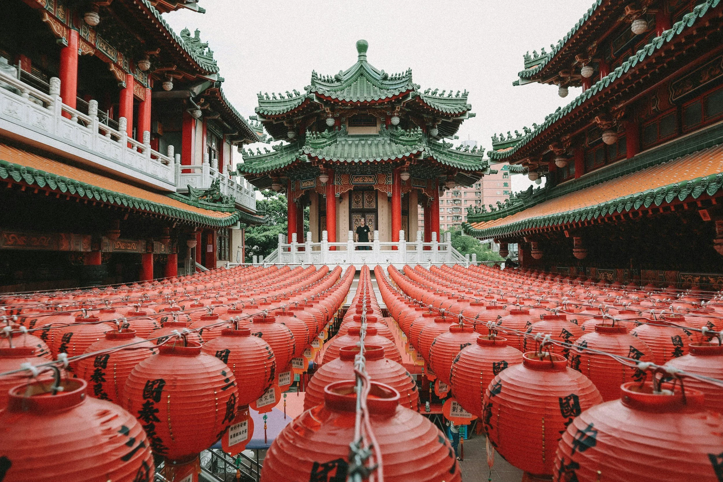 Calle tradicional iluminada con faroles rojos en Taiwán, destino alternativo y económico para viajar a Asia