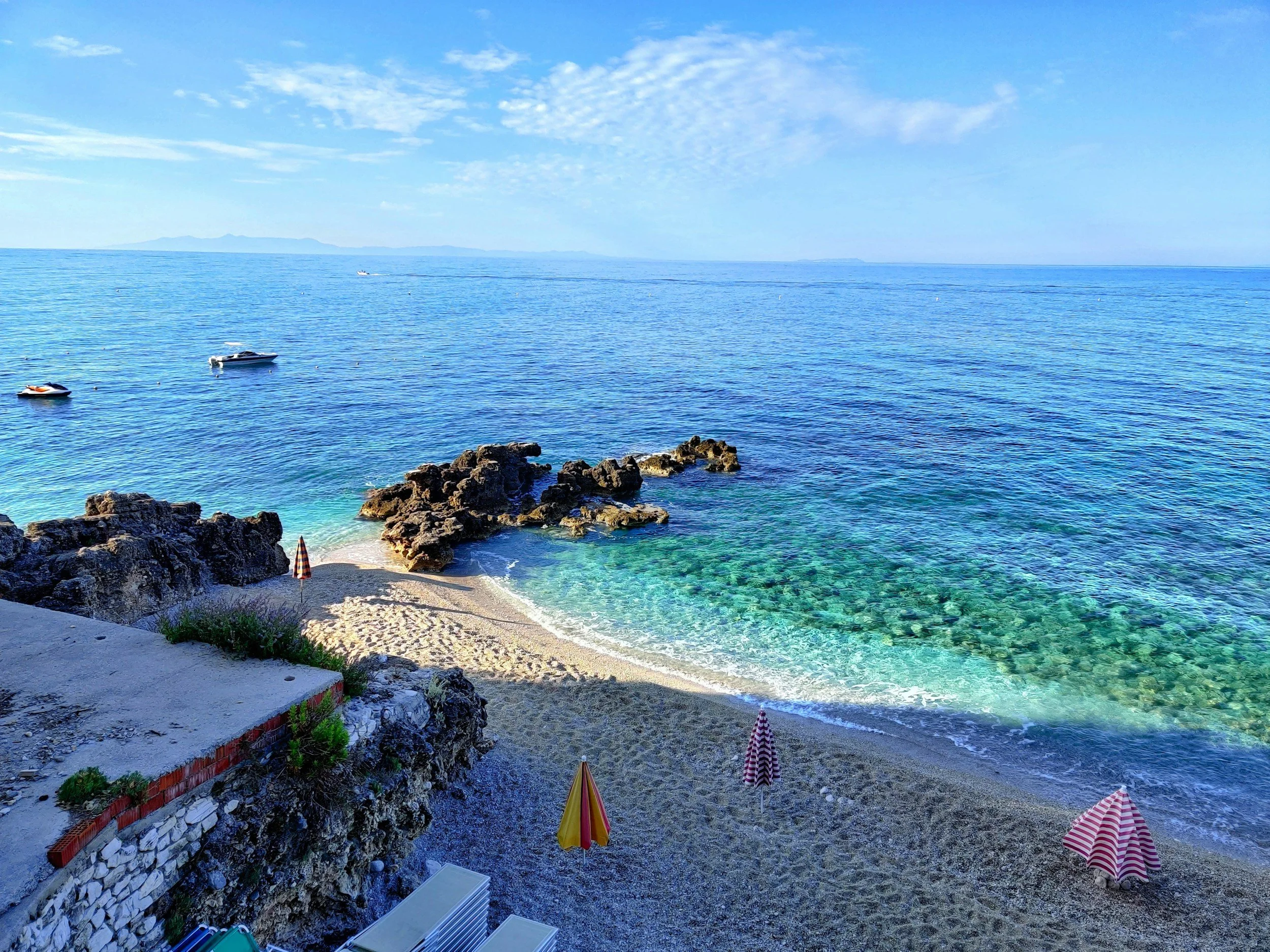una playa de aguas cristalinas en la Riviera Albanesa, un destino travel dupe en 2026