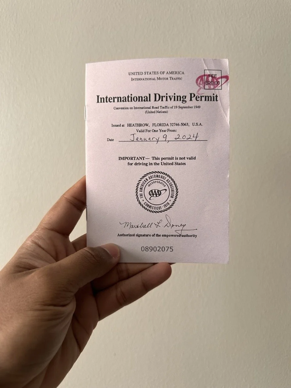 Licencia de conducir internacional y llaves de coche sobre un mapa de carretera