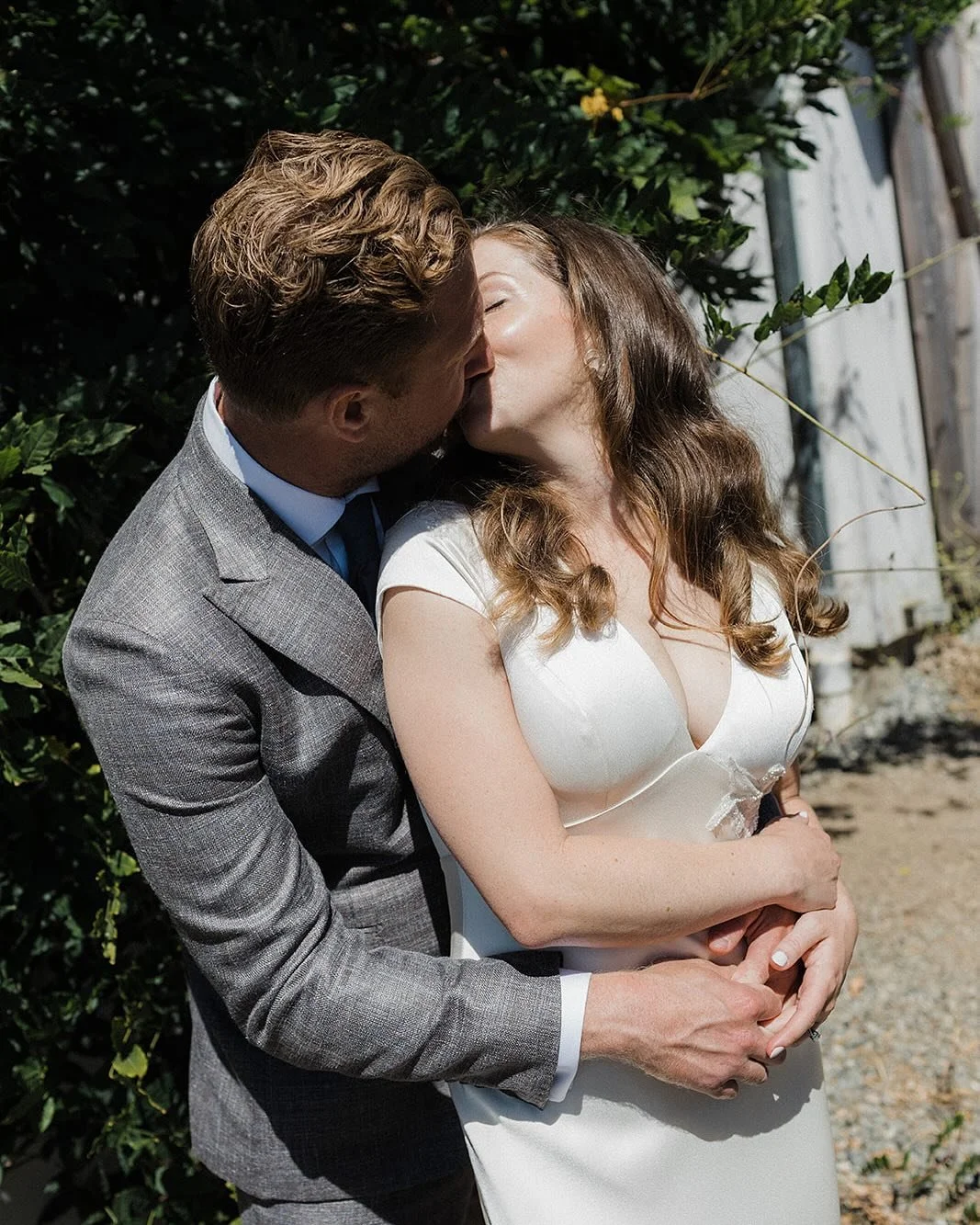 A&amp;O shows how beautiful portraits can be&mdash;even in full sun.

Planner: @small.blue.planet
Venue: @blackmountain_ranch
Florist: @arjanflowersandherbs
Catering: @katiepowerscatering
Second photographer: @lorrenbaker
