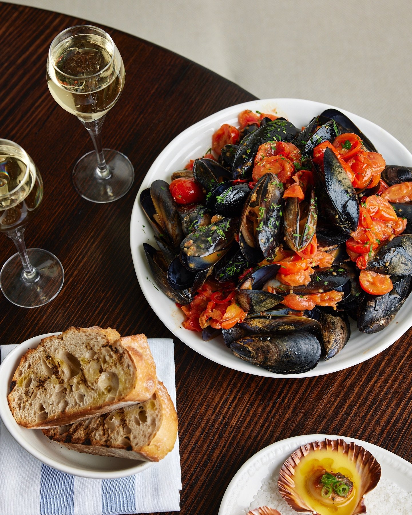 Get ready to mop up the delicious sauce from our bowl of mussels. Prepared with white wine, garlic, confit tomato and parsley and served with crispy bread.

www.foshportside.com.au/bookings for reservations or call us on (07) 3211 8111
Portside Wharf