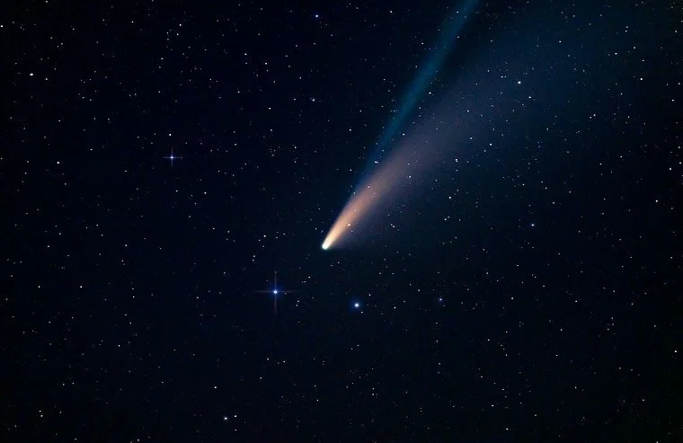 A new COMET is visible! ☄️

Discovered just last week, comet C/2025 R2 (SWAN) is setting today *just* above Mars at the time of sunset. With a current magnitude of 7, the comet is not visible with the naked eye but should be visible with binoculars a