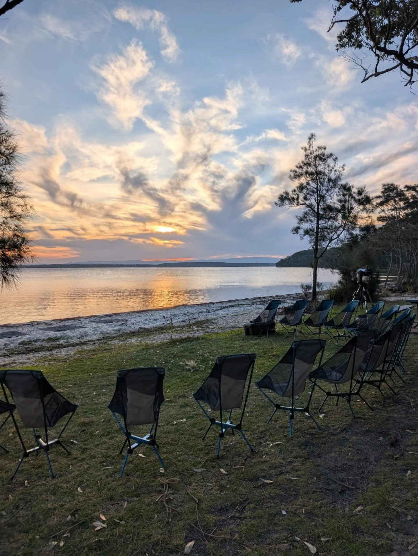 What to see in the Sky in December?

Milky Way 🌌 
This month, the wing of the Milky Way is starting to be visible just below Orion a few hours after Sunset.

Planets 🪐 
This is the last month to see Saturn at sunset! It appears as a small orange do