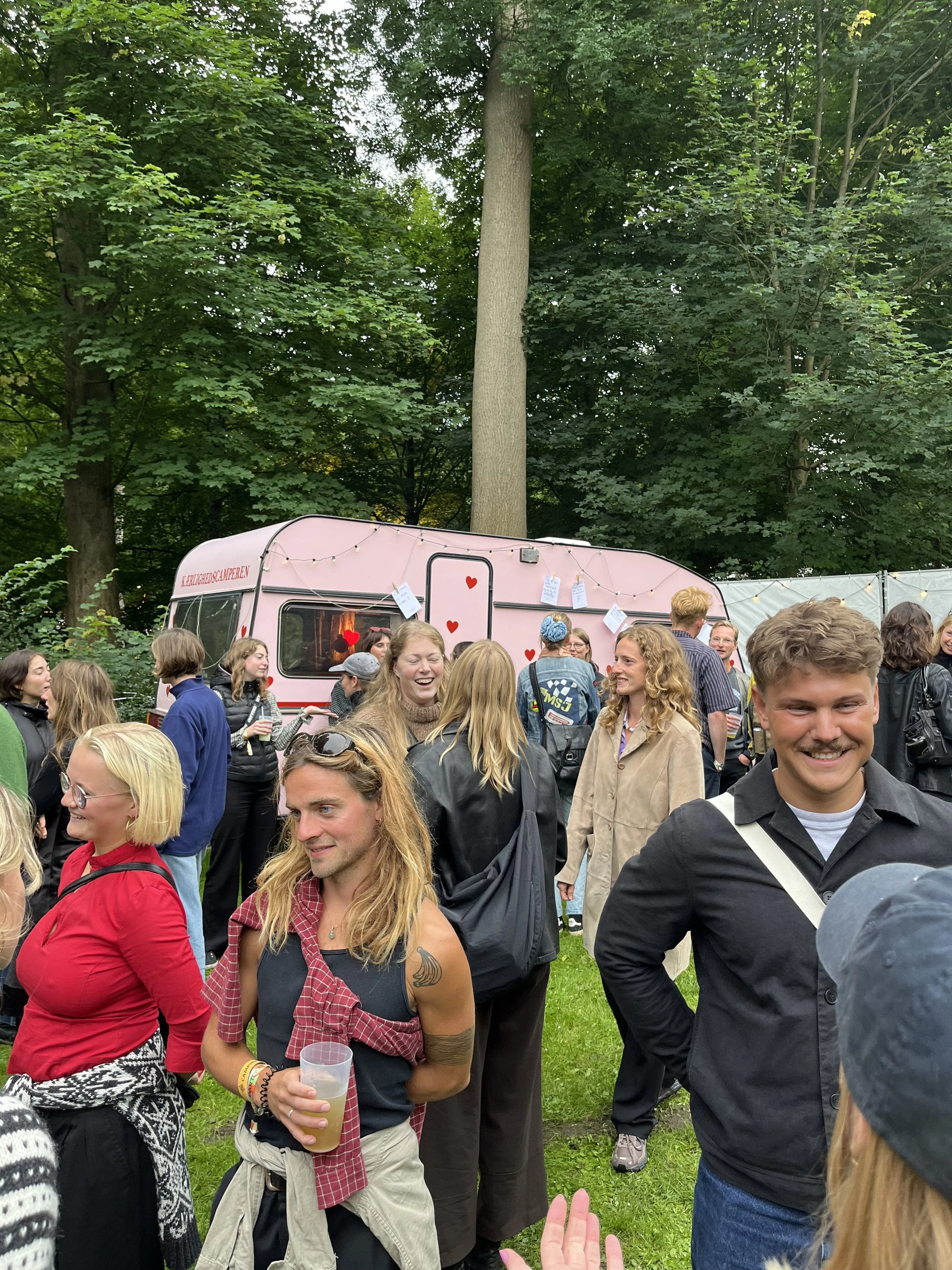 Speed Friending foran Kærlighedscamperen