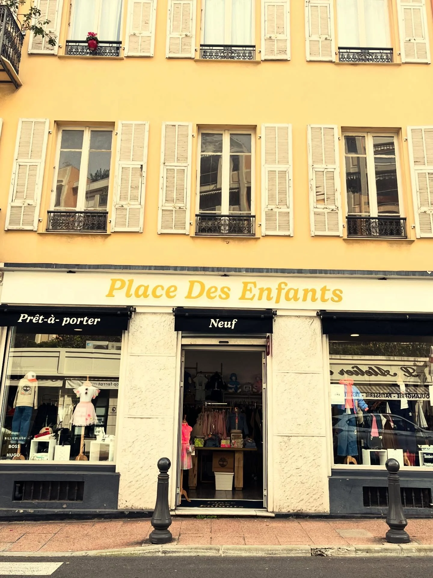 Trouver les belles p&eacute;pites lors de la braderie des commer&ccedil;ants ce weekend !  Un large choix de boutiques pour tous les go&ucirc;ts .

🛍️ Commer&ccedil;ants participants 🛍️
&bull; Byron Bay &ndash; @byron_bay_06310 Pr&ecirc;t-&agrave;-