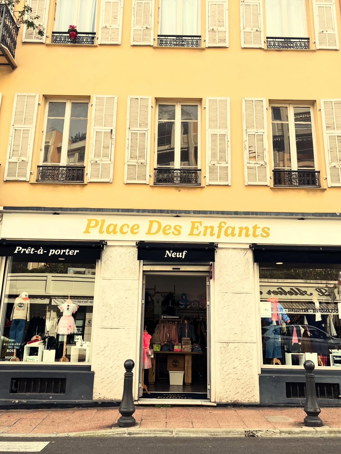 Trouver les belles p&eacute;pites lors de la braderie des commer&ccedil;ants ce weekend !  Un large choix de boutiques pour tous les go&ucirc;ts .

🛍️ Commer&ccedil;ants participants 🛍️
&bull; Byron Bay &ndash; @byron_bay_06310 Pr&ecirc;t-&agrave;-