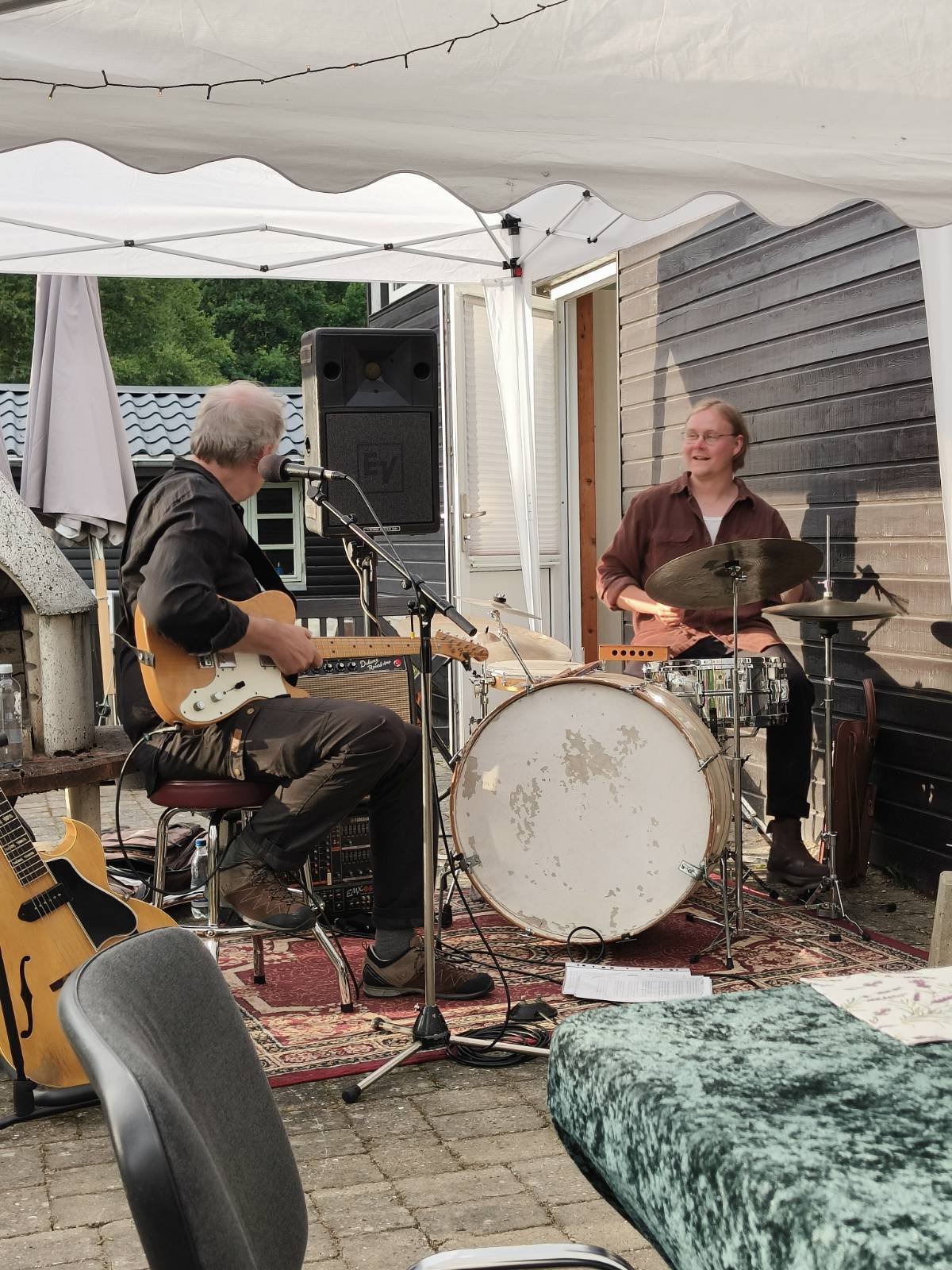 Gezamenlijke barbecue-avond met muziek