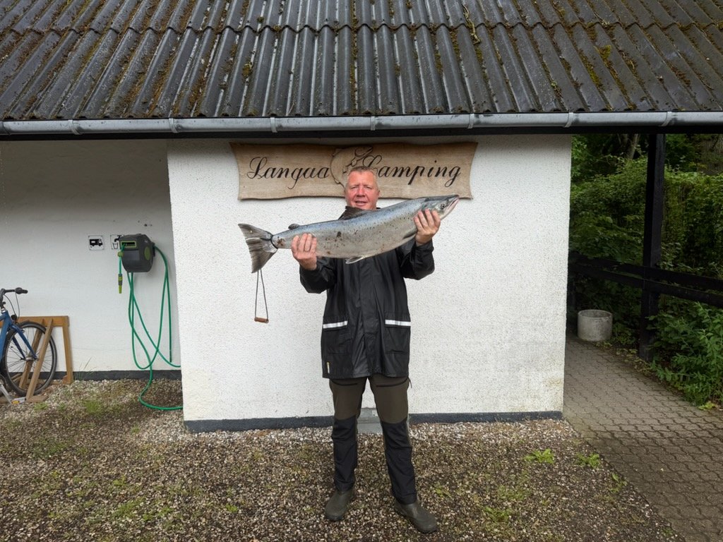  07.06.26 - Johny Jensen fanget en laks på 9,25 kg og 100 cm. 